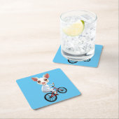 自転車に乗ったかわいい小さな白いヤギ スクエアペーパーコースター (インサイチュ)