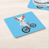 自転車に乗ったかわいい小さな白いヤギ スクエアペーパーコースター (アングル)