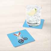 自転車に乗ったかわいい小さな白いヤギ スクエアペーパーコースター (インサイチュ)