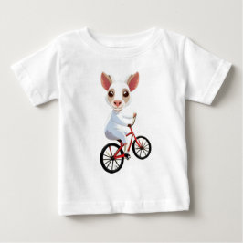 自転車に乗ったかわいい小さな白いヤギ ベビーTシャツ