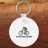 自転車に乗ったカエルのTシャツ | 楽しいサイクリング・アニマル キーホルダー (正面)