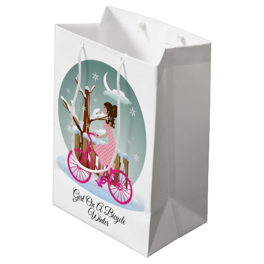 自転車に乗った女の子の冬の抱き枕 – 中、マット ミディアムペーパーバッグ (裏面アングル)