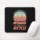 自転車に乗った女性 マウスパッド (マウス)