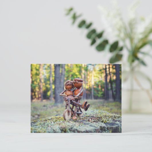 自転車に乗った彼の女の子とドングリ小妖精や小人 ポストカード (スタンド正面)