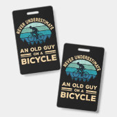自転車に乗った老人の力を過小評価するな 面白い バッジ (正面＆裏面)