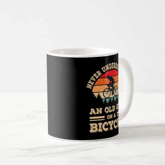 自転車に乗った老人を決して甘く見なおもしろいい コーヒーマグカップ (正面右)