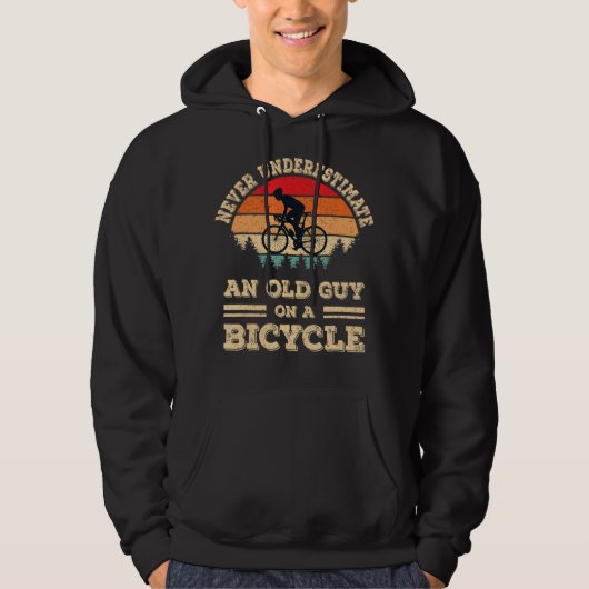 自転車に乗った老人を決して甘く見なおもしろいい パーカ (正面)