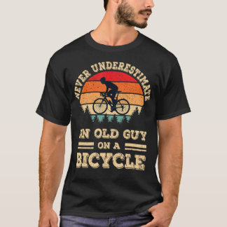 自転車に乗った老人を決して甘く見なおもしろいい  Tシャツ