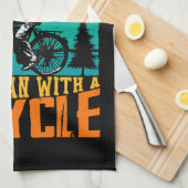 自転車に乗った老人を決して過小評価しない キッチンタオル (四つ折り)