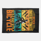 自転車に乗った老人を決して過小評価しない キッチンタオル (横)