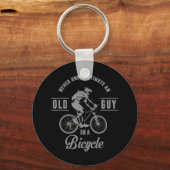 自転車に乗った老人を決して過小評価しない キーホルダー (正面)
