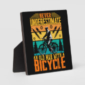 自転車に乗った老人を決して過小評価しない フォトプラーク (正面)