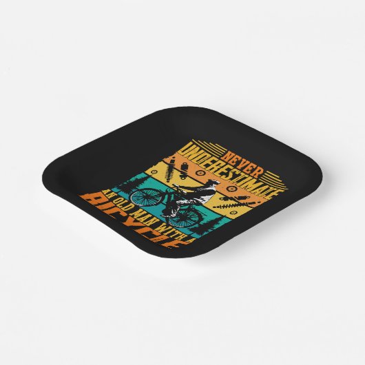 自転車に乗った老人を決して過小評価しない ペーパープレート (傾斜あり)