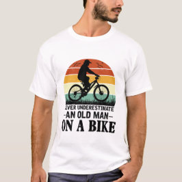 自転車に乗った老人を決して過小評価しない Tシャツ