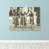 自転車に乗った3人の女性、1900年代初期（写真つき） キャンバスプリント (インサイチュ (ウッドフロア))