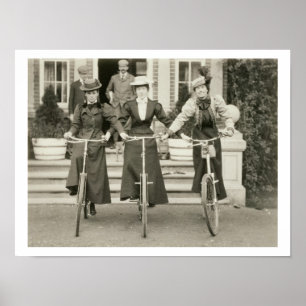 自転車に乗った3人の女性、1900年代初期（写真つき） ポスター