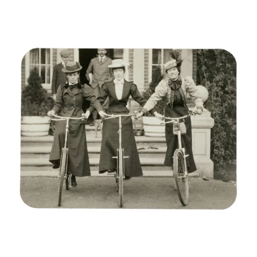 自転車に乗った3人の女性、1900年代初期（写真つき） マグネット (横)