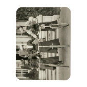 自転車に乗った3人の女性、1900年代初期（写真つき） マグネット (縦)