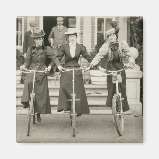 自転車に乗った3人の女性、1900年代初期(写真つき) マグネット (正面)