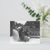 自転車に乗っているビクトリアンで風変わりなくま ポストカード (スタンド正面)