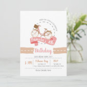 自転車に乗ってお越しください バイクの誕生日招待状 | ピンク 招待状 (スタンド正面)