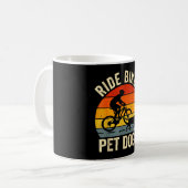 自転車に乗って犬を飼う面白い一言 サイクリングと コーヒーマグカップ (正面左)