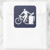 自転車に乗って車をゴミ箱に入れる スクエアシール (バッグ)