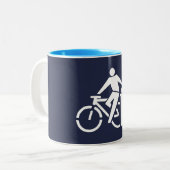 自転車に乗って車をゴミ箱に入れる ツートーンマグカップ (正面左)