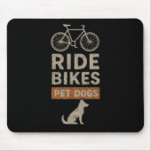 自転車に乗り犬を飼う ファニー サイクリング ドッグラバー マウスパッド (正面)