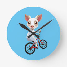 自転車に乗るかわいい小さな白い子羊