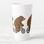 自転車に乗るクマ – ワイルドライドの気分 カフェラテマグ (正面)