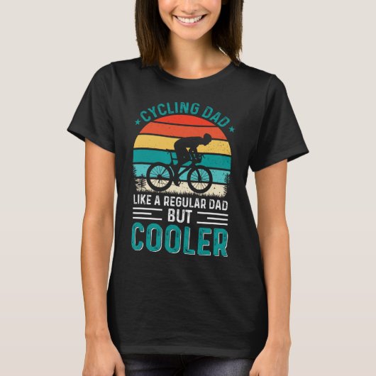 自転車に乗るパパ 普通のパパみたいだけどよりクールな自転車乗り Tシャツ (正面)