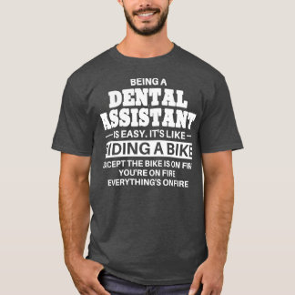 自転車に乗る歯科助手 Tシャツ