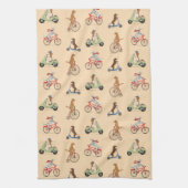 自転車に乗る犬とスクーター – クリーム キッチンタオル (縦)