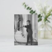 自転車に乗る男装の女性 ポストカード (スタンド正面)