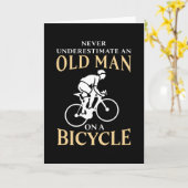 自転車に乗る老人の面白いサイクリングギフト カード (黄色い花)