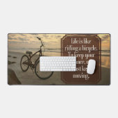 「自転車に乗る」感動的引用文 デスクマット (キーボード&マウス)