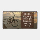 「自転車に乗る」感動的引用文 デスクマット (正面)