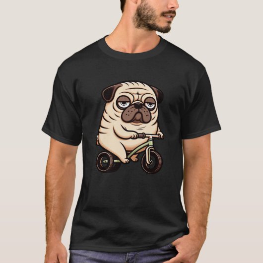 自転車のおもしろい三輪車のバランスバイクのパグ犬 Tシャツ (正面)