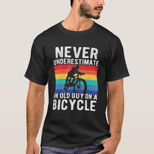 自転車のビンタグで老人を過小評価してはいけない Tシャツ (正面)