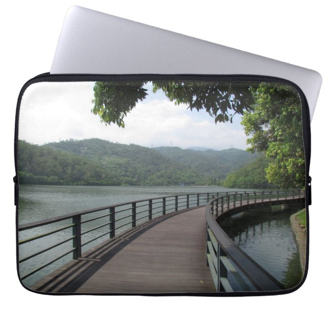 自転車の水上橋 ラップトップスリーブ (正面)