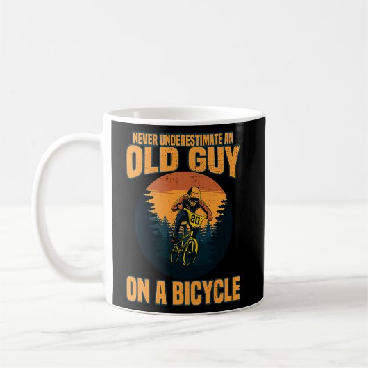 自転車の自転車に乗った老人を決して過小評価しない コーヒーマグカップ (左)