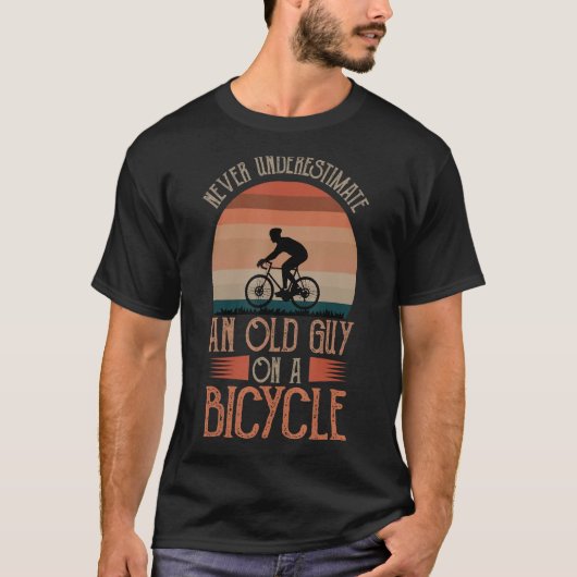 自転車の自転車に乗った老人を決して過小評価しない Tシャツ (正面)