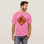 自転車の警告標識のフラミンゴ Tシャツ (正面フル)