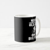 自転車の贈り物Lの老人を決して甘く見ない コーヒーマグカップ (正面右)