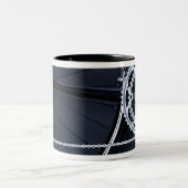 自転車の鎖、ペダルおよびギアの閉めて下さい ツートーンマグカップ (中央)