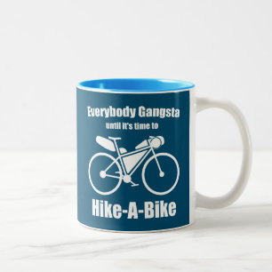 自転車をハイキングする時間になるまで、すべてのギャング ツートーンマグカップ