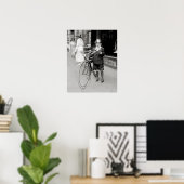自転車を抱えた少年、1922年。ヴィンテージ写真 ポスター (ホームオフィス)