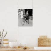 自転車を抱えた少年、1922年。ヴィンテージ写真 ポスター (キッチン)