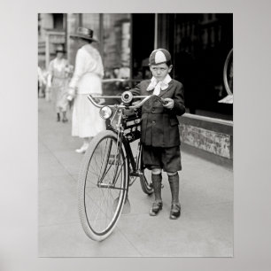 自転車を抱えた少年、1922年。ヴィンテージ写真 ポスター